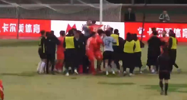 震撼！中甲赛场冲突后，劲旅狠罚4球员，三停+6万或成警示范本