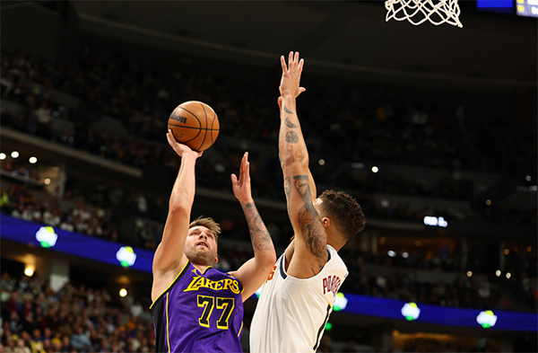 东契奇爆发！单节16分，喂饼詹皇+超远三分，笑到合不拢嘴