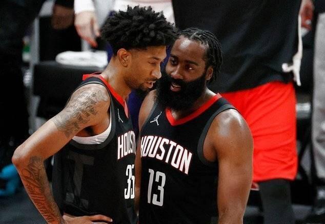 待不下去了？哈登不满出手数下降，火箭名宿解说中怒批：他又放弃了比赛！