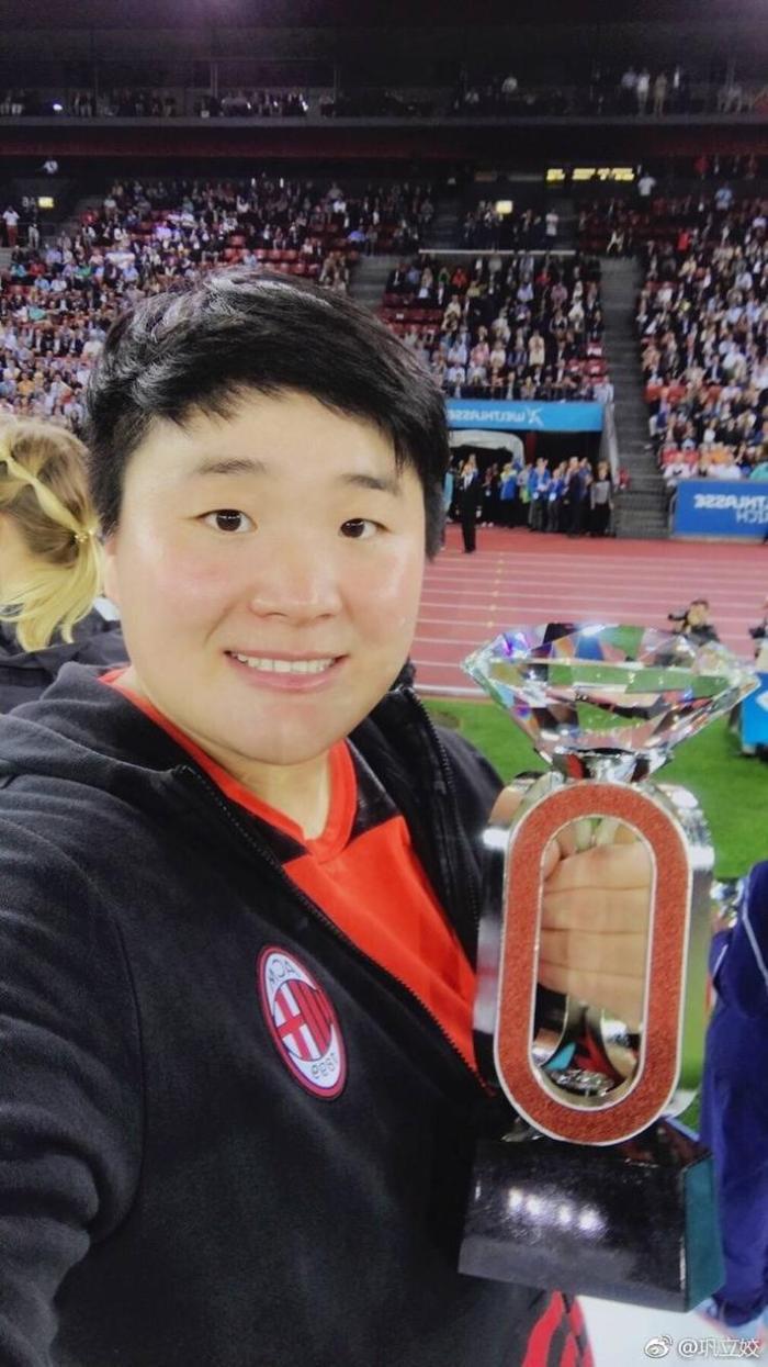 巩立姣曾身着AC米兰外套领奖