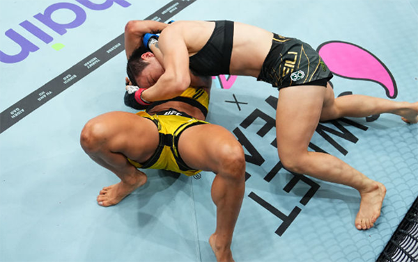 强势卫冕！张伟丽碾压击败莱莫斯，兑现赛前承诺，捍卫金腰带