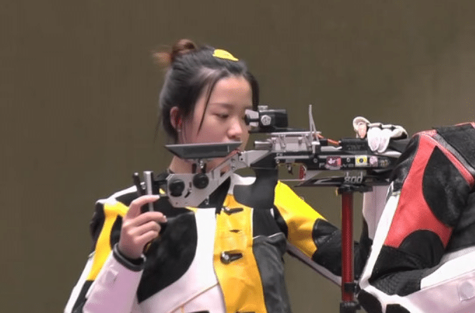 00后杨倩夺双金！爸爸振臂高呼，妈妈落泪承诺：油焖大虾管够