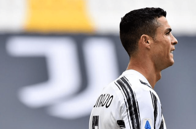 大反转，没进球的C罗怒扔球衣？随队记者给出答案，总裁很暖心