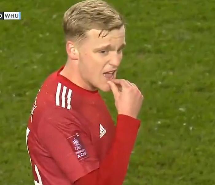 曼联错估转会费买范德贝克，导致无缘桑乔格拉利什！巨头以为钱够