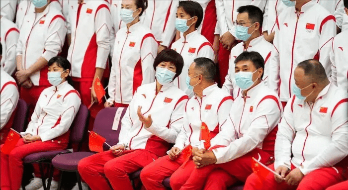 郎平为何坚持带上34岁的颜妮？副攻已成痛点，袁心玥话语太真实