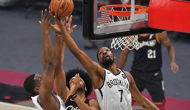 骑士掀翻篮网登热搜榜！一战刷爆纪录，99年小将击败超级三巨头