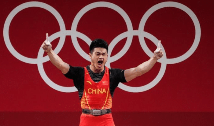 带伤仍强得离谱！石智勇晒夺冠庆祝照：全世界都听见了我的卧槽