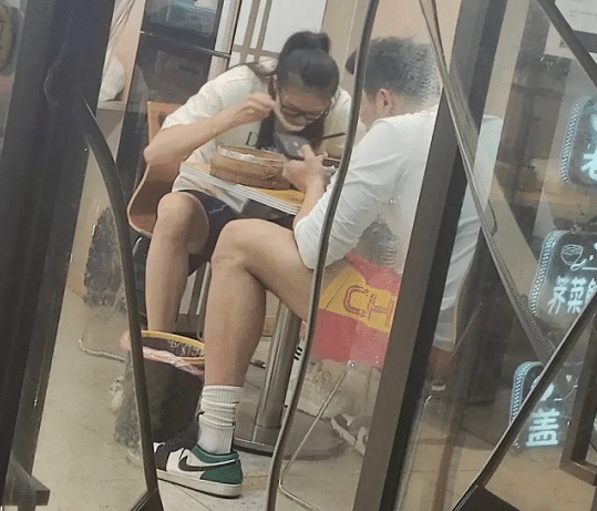 腿顶桌子！张常宁吴冠希吃饭被偶遇，参加活动，宣传女排精神