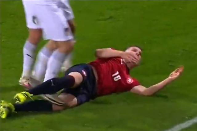 先踩脚踝再踩膝盖，米兰后腰托纳利恶劣犯规被罚下