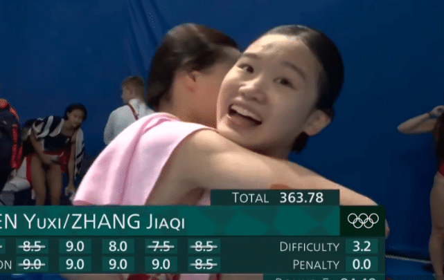 中国跳水第二金！00后美少女拥抱淡定庆祝，亚军季军喜极而泣