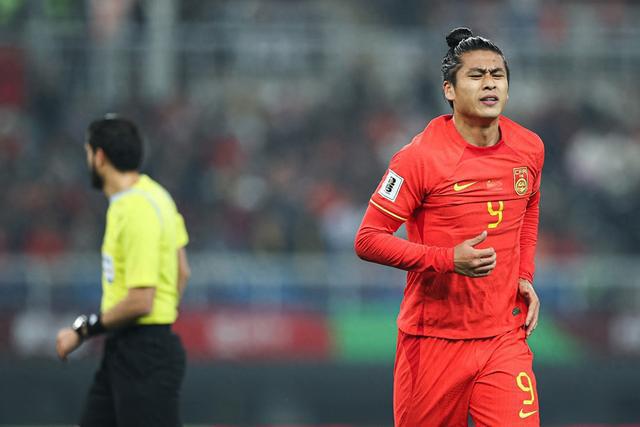 张玉宁带伤出征韩国 北青记者透露其左肩伤势