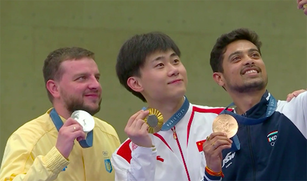 奥运射击赛场：刘宇坤力夺金牌，中国队荣耀时刻