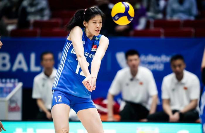 女排两连胜，为何能横扫德国？谁注意李盈莹的举动，郎平评价准确