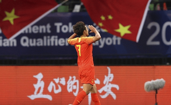 王霜儿时穿阿森纳战袍！剪刀手拍照太可爱，如今偶像是C罗