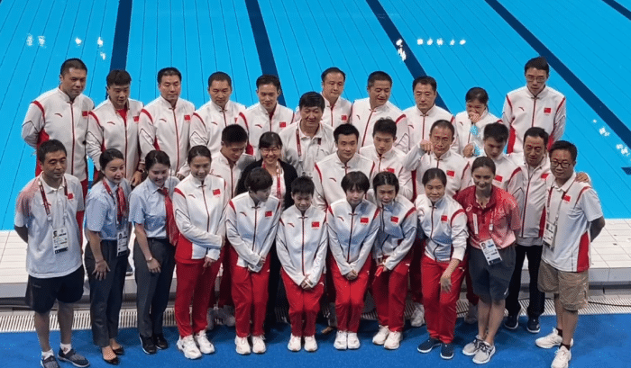 全红婵站C位！外国人争相合影 小姑娘找到新乐趣 “无视”郭晶晶