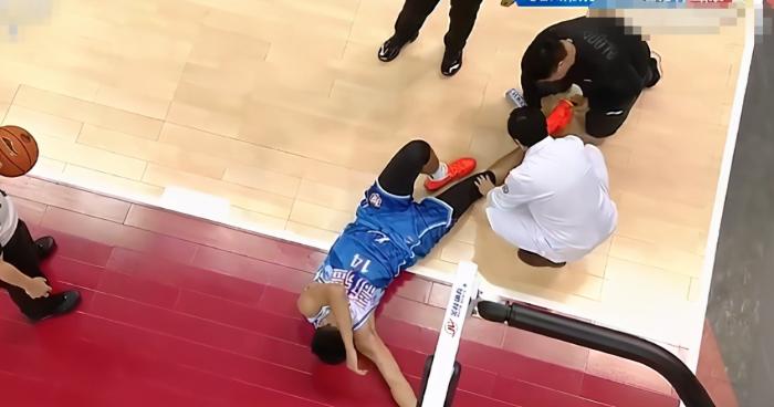 太揪心！22岁悍将重伤离场，周琦爆粗口，央视：不要放慢动作了