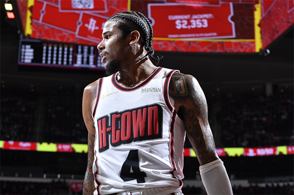 乌度卡气得五上五下弃用主力，抱怨库里假摔被吹技犯