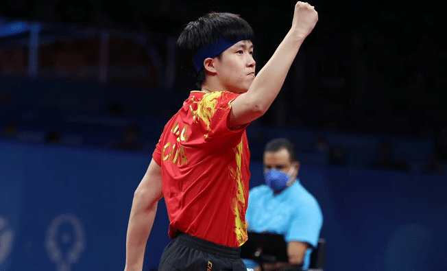 晋级四强！王楚钦3-2淘汰马龙，振臂欢呼庆祝，卫冕希望大增