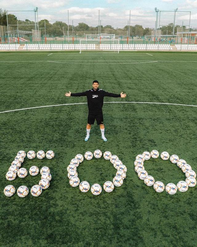 苏亚雷斯达成生涯500球里程碑，赛后晒特别合照