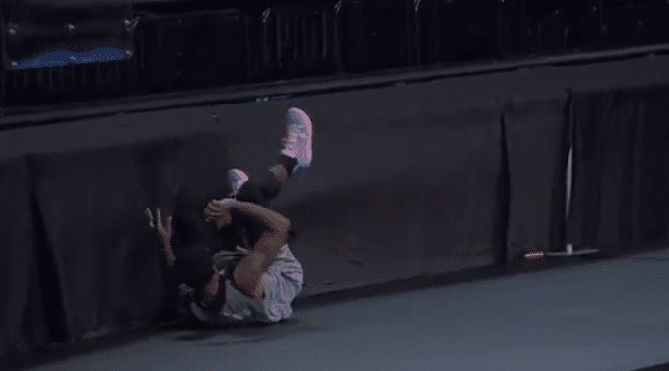 欧文成功将球衣送给阿德巴约！投入度堪称满分，飞身救球获赞