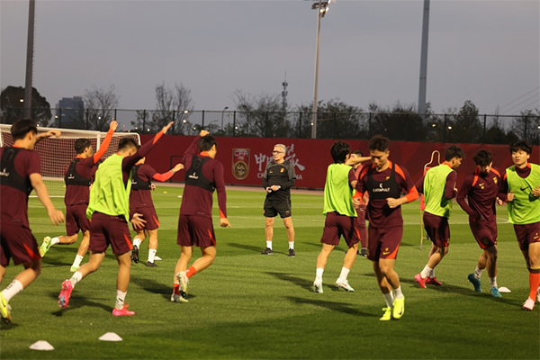 国足惊天变阵！伊万顺应民意，双后腰+塞鸟前腰解放韦世豪