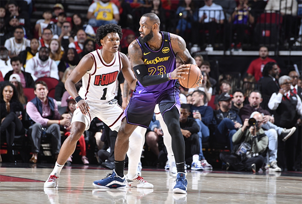 40岁詹姆斯21+13+9仍败北，湖人缘何错失 22 分大逆转？