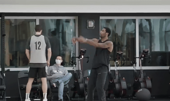 篮网三巨头合体训练！欧文全力以赴，纳什做示范，哈登KD认真