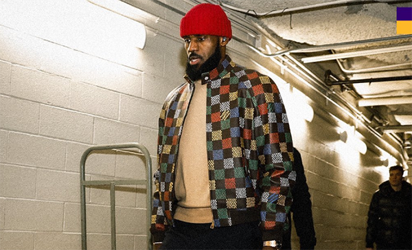 里程碑时刻！詹姆斯三分命中数达2500，跻身历史前七