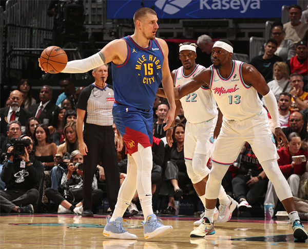 约基奇大三双制霸全场！神级妙传惊艳，连续四年横扫热火