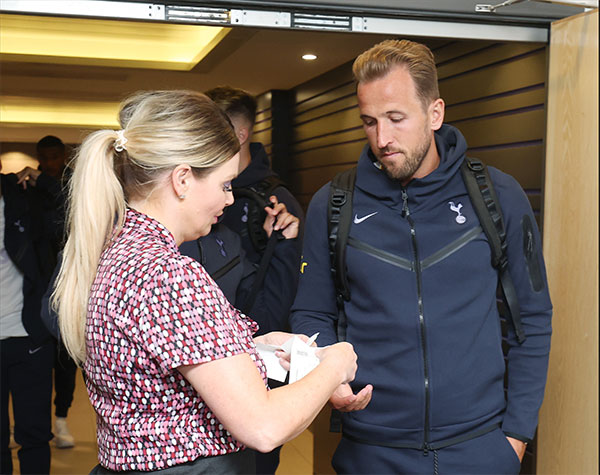 曼联彻底放弃争夺凯恩，想等明年免费签！寄望拜仁大巴黎买人失败