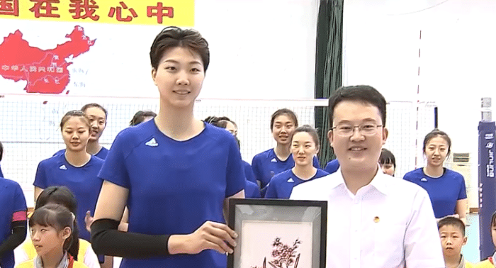 中国女排参加活动！队长袁心玥剪发，获赠礼物，蔡斌：进军总决赛