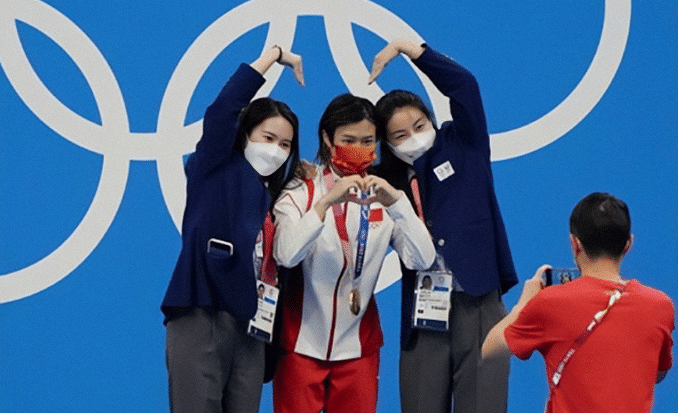 郭晶晶任务结束！监督裁判，与施廷懋合影，追星全红婵和张家齐