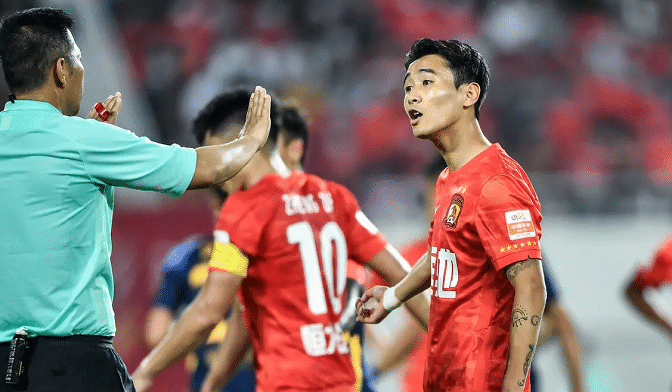 点燃球市！广州队VS泰山两个档次球票售罄，郝伟斗法卡纳瓦罗