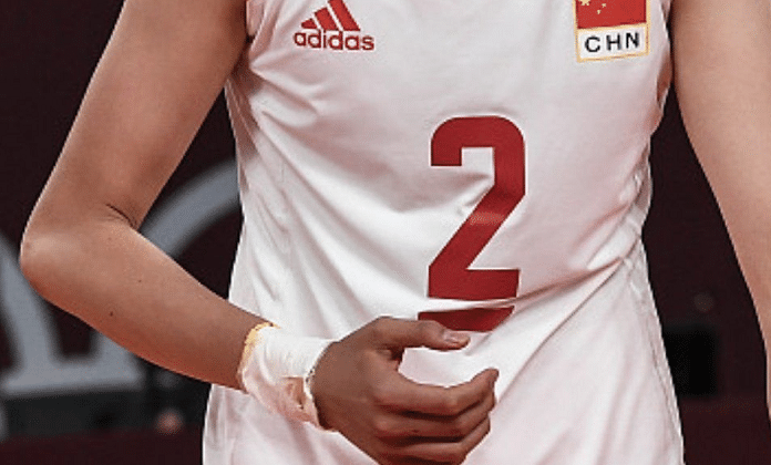 心疼！朱婷扣球后手都紫了，前国手爆料：疼到把手藏到比赛服里