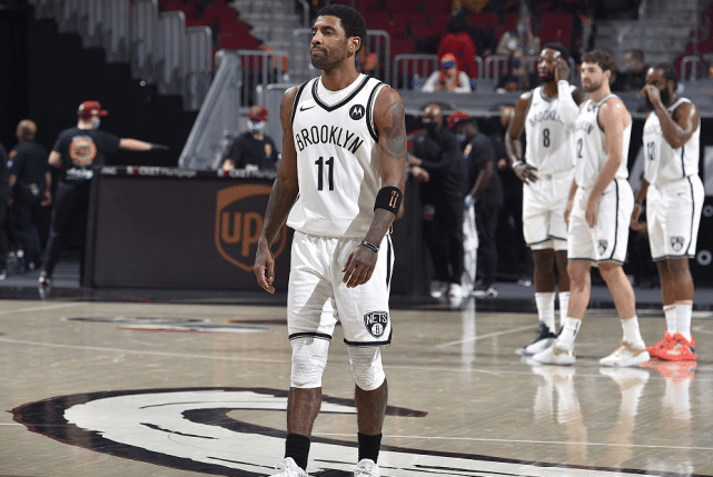 欧文28投成毒瘤！这一球太扎心：哈登超级空位，欧文看都不看