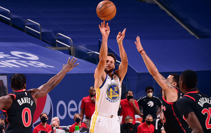 16中2也不担心！库里发布会穿的T恤火了，卡通版萌神单膝跪地庆祝