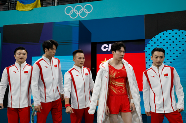 中国体操男团遗憾摘银，苏炜德掉杠引热议