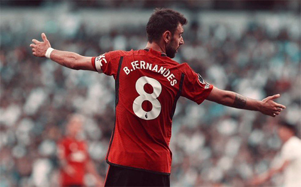 曼联内幕揭秘：B费解释摊手习惯，究竟发生了什么？